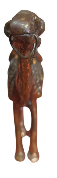 Foto de um(a) O Viajante do Deserto: Escultura de Camelo em Bronze, da categoria de Escultura. Esta imponente escultura em bronze captura a essência da resiliência e da paciência. Representando o camelo em uma postura... Mostrado de uma perspectiva diferente. Vendido no marketplace Trésors.