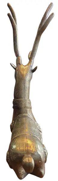 Foto de um(a) Cervo Majestoso em Bronze, da categoria de Escultura. Esta escultura captura a essência da vida selvagem com um realismo impressionante. Fundida em bronze de alta qualidade, a... Mostrado de uma perspectiva diferente. Vendido no marketplace Trésors.