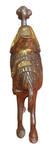 Foto de um(a) O Viajante do Deserto: Escultura de Camelo em Bronze, da categoria de Escultura. Esta imponente escultura em bronze captura a essência da resiliência e da paciência. Representando o camelo em uma postura... Mostrado de uma perspectiva diferente. Vendido no marketplace Trésors.