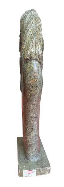 Foto de um(a) Coração da Terra: Cavalo Esculpido em Pedra-Sabão Natural, da categoria de Escultura. Esta peça é uma celebração do artesanato autêntico. Esculpida em pedra-sabão, a escultura destaca-se pela sua textura... Mostrado de uma perspectiva diferente. Vendido no marketplace Trésors.