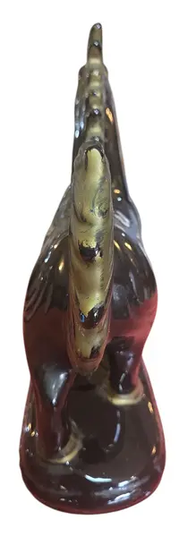 Foto de um(a) Corcel Imperial: Porcelana Vitrificada de Alto Padrão, da categoria de Escultura. Uma peça statement que exala força e mistério. Esta escultura de cavalo é produzida em porcelana de alta densidade. O efeito... Mostrado de uma perspectiva diferente. Vendido no marketplace Trésors.