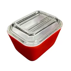 Foto de um(a) Manteigueira Pyrex Opalina Americana, da categoria de Outros utensílios para servir. Fantástico recipiente em opalina da pirex, made USA, parte externa na cor vermelha, tampa em vidrão incolor. Originalmente... Vendido no marketplace Trésors.