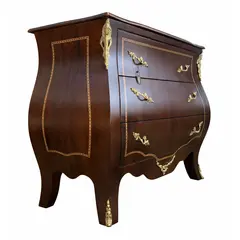 Foto de um(a) Cômoda Bombê de Alto Padrão em Imbuia, da categoria de Cômodas e Sapateira. O Ápice do Luxo e da Sofisticação para Ambientes Exclusivos Esta Cômoda Bombê é uma peça magnífica que representa o auge do... Vendido no marketplace Trésors.