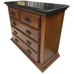 Foto de um(a) Cômoda Aparador em Madeira Maciça, da categoria de Cômodas e Sapateira. Linda cômoda aparador de construção relativamente moderna, confeccionada inteiramente em madeira maciça. Possui tampo com... Vendido no marketplace Trésors.