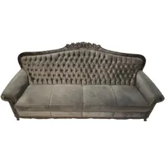 Foto de um(a) Sofá Clássico em Madeira Maciça Entalhada e Suede Cinza Escuro, da categoria de Sofás. Magnífico sofá confeccionado em madeira maciça ricamente entalhada, com desenho clássico e acabamento refinado. O... Vendido no marketplace Trésors.