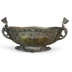 Foto de um(a) Raro Centro de Mesa Fernando Alves, da categoria de Centro de mesa. Detentor de uma elegância que atravessa gerações, este centro de mesa português é uma peça centenária de extrema... Vendido no marketplace Trésors.