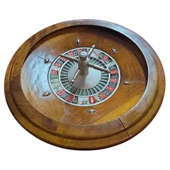 Foto de um(a) Rara Roleta de Cassino Antiga – Madeira Nobre, da categoria de Outros jogos. Exemplar magnífico de uma era de ouro dos cassinos. Esta roleta imponente em madeira nobre maciça com acabamentos em metal... Vendido no marketplace Trésors.