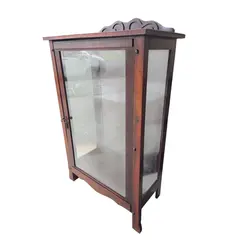 Foto de um(a) Cristaleira Pequena Ritzmann, da categoria de Cristaleiras. Adicione um toque de sofisticação à sua sala de jantar ou estar com esta belíssima cristaleira da renomada Móveis Ritzmann.... Vendido no marketplace Trésors.