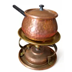 Foto de um(a) Rechand Fondue Cobre Completo, da categoria de Panelas. Aparelho de fondue clássico, completo e com acabamento em cobre martelado. Ideal para quem busca elegância e eficiência na... Vendido no marketplace Trésors.