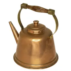 Foto de um(a) Chaleira de Cobre Antiga Com Alça de Madeira, da categoria de Panelas. Peça clássica de coleção com design atemporal, perfeita para decoração de cozinhas rústicas, espaços gourmet ou para uso em... Vendido no marketplace Trésors.