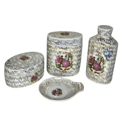 Foto de um(a) Jogo de Banheiro em Porcelana Esmaltada – Cenas Galantes de Época, da categoria de Acessórios para banheiro. Adicione um toque de nobreza ao seu lavabo com este requintado kit em porcelana esmaltada. Decorado com delicadas cenas... Vendido no marketplace Trésors.