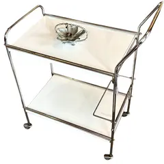 Foto de um(a) Carrinho de Chá Vintage Modernista - Formica Original, da categoria de Carrinhos de bar e auxiliares. ***NÃO ACOMPANHA O CINZEIRO*** Carrinho de chá vintage modernista Peça em formica toda original. Peça com Marcas do tempo. Vendido no marketplace Trésors.