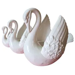 Foto de um(a) Trio de Cachepots Cisnes em Porcelana Branca Esmaltada - Luxo e Sofisticação, da categoria de Cachepot. Adicione um toque de serenidade e elegância clássica ao seu ambiente com este magnífico trio de cachepots em formato de... Vendido no marketplace Trésors.