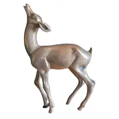 Foto de um(a) Sentinela da Floresta: Estatueta de Veado em Bronze Maciço, da categoria de Escultura. Uma peça que remete às grandes esculturas de jardim europeias, agora em escala decorativa. Este veado de bronze apresenta um... Vendido no marketplace Trésors.