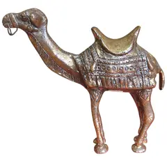 Foto de um(a) O Viajante do Deserto: Escultura de Camelo em Bronze, da categoria de Escultura. Esta imponente escultura em bronze captura a essência da resiliência e da paciência. Representando o camelo em uma postura... Vendido no marketplace Trésors.