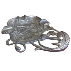 Foto de um(a) Cinzeiro Dragão em Metal Prateado, da categoria de Cinzeiros. Apresentamos um refinado cinzeiro de coleção, produzido em metal com acabamento oxidado. A peça destaca-se pela sua... Vendido no marketplace Trésors.