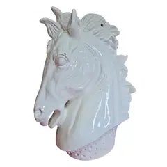 Foto de um(a) Garanhão em Porcelana Esmaltada, da categoria de Escultura. Escultura em porcelana fina com acabamento em esmalte de alto brilho. A técnica de esmaltação a altas temperaturas garante... Vendido no marketplace Trésors.