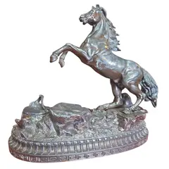 Foto de um(a) Tinteiro de Mesa Monumental: Escultura de Cavalo em Prata 90, da categoria de Escultura. Uma peça rara que une funcionalidade e arte escultural. Este tinteiro de mesa é encimado por uma figura de cavalo... Vendido no marketplace Trésors.