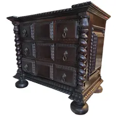 Foto de um(a) Móvel Manuelino em Jacarandá e Bronze, da categoria de Cômodas e Sapateira. Exuberante móvel Manuelino, uma verdadeira obra de arte da marcenaria clássica. Confeccionado inteiramente em Jacarandá... Vendido no marketplace Trésors.