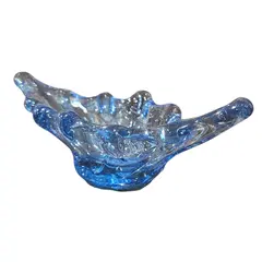 Foto de um(a) Cinzeiro em Cristal Murano Azul, da categoria de Cinzeiros. Adicione um toque de cor e brilho ao seu décor com este cinzeiro em Cristal Murano. Com seu design robusto e lapidação... Vendido no marketplace Trésors.