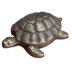 Foto de um(a) Cinzeiro Marinho: Tartaruga em Bronze, da categoria de Cinzeiros. Inspirada na longevidade e resistência das tartarugas marinhas, esta peça decorativa em bronze é um item de destaque para... Vendido no marketplace Trésors.
