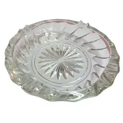 Foto de um(a) Cinzeiro Cristal Flor, da categoria de Cinzeiros. O ápice da elegância funcional. Este cinzeiro é esculpido em cristal de alta transparência, apresentando lapidações... Vendido no marketplace Trésors.