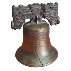 Foto de um(a) O Sino da Liberdade, da categoria de Outros colecionáveis. Localizado no coração de Filadélfia, o Liberty Bell transcende sua função original de sino de torre para se tornar um... Vendido no marketplace Trésors.