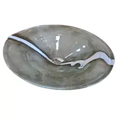 Foto de um(a) Fruteira em Murano Cinza, da categoria de Fruteiras. Esta fruteira de Murano cinza é a união perfeita entre a tradição milenar do vidro e o design contemporâneo. A sobriedade do... Vendido no marketplace Trésors.