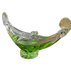 Foto de um(a) Cinzeiro em Cristal Murano Verde, da categoria de Cinzeiros. Adicione um toque de cor e brilho ao seu décor com este cinzeiro em Cristal Murano. Com seu design robusto e lapidação... Vendido no marketplace Trésors.