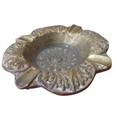 Foto de um(a) Cinzeiro em Bronze – Design Floral, da categoria de Cinzeiros. Elegância e durabilidade se unem neste cinzeiro circular em bronze trabalhado. O fundo exibe uma belíssima flor central em... Vendido no marketplace Trésors.