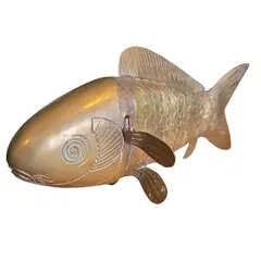 Foto de um(a) Peixe Escultural em Latão Dourado, da categoria de Escultura. A pátina natural do latão confere um charme vintage autêntico, tornando-o o acessório perfeito para mesas de centro,... Vendido no marketplace Trésors.
