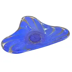 Foto de um(a) Fruteira em Murano Azul, da categoria de Fruteiras. Destaque a beleza da sua mesa com esta fruteira em vidro Murano. Com um design que exibe curvas orgânicas e um acabamento... Vendido no marketplace Trésors.