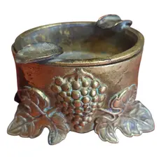 Foto de um(a) Cinzeiro de Coleção em Bronze Maciço – Relevo Frutas e Folhagens, da categoria de Cinzeiros. Este é um cinzeiro ornamental de alta qualidade, confeccionado em bronze maciço, destacando-se pelo trabalho artesanal de... Vendido no marketplace Trésors.