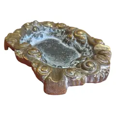 Foto de um(a) Cinzeiro em Bronze Maciço, da categoria de Cinzeiros. A beleza na simplicidade. Este cinzeiro em bronze maciço aposta em linhas limpas e um design funcional que se adapta a... Vendido no marketplace Trésors.