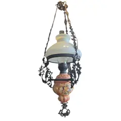 Foto de um(a) Lustre Antigo em Ferro Forjado, Cerâmica Esmaltada e Opalina, da categoria de Lustres. Lustre antigo decorativo, combinando a robustez do ferro com a delicadeza de detalhes em cerâmica esmaltada. Conta com... Vendido no marketplace Trésors.