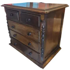 Foto de um(a) Cômoda em Madeira Maciça – Charme Natural para sua Casa, da categoria de Cômodas e Sapateira. Leve o aconchego da natureza para dentro do seu lar. Esta cômoda valoriza a textura autêntica da madeira, trazendo... Vendido no marketplace Trésors.