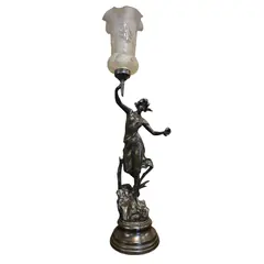 Foto de um(a) Luminária Francesa "La Jeunesse" – Escultura Art Nouveau Assinada por Geo Maxim, da categoria de Escultura. Belíssima luminária escultórica de mesa, típica do período Belle Époque francesa. A peça retrata uma figura feminina... Vendido no marketplace Trésors.