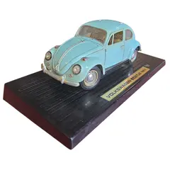 Foto de um(a) Miniatura Volkswagen Beetle (Fusca) 1967 - Azul - Escala 1:18 (Relíquia), da categoria de Carros e caminhões de brinquedo. Esta é uma peça indispensável para qualquer colecionador de clássicos: a miniatura do Volkswagen Beetle 1967. O modelo de... Vendido no marketplace Trésors.