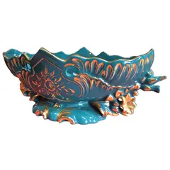 Foto de um(a) Centro de Mesa em Porcelana Esmaltada e Arabescos em Ouro, da categoria de Cachepot. Elegância Clássica: Centro de Mesa em Porcelana Premium Adicione um toque de sofisticação e história ao seu ambiente com... Vendido no marketplace Trésors.