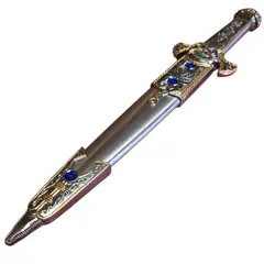 Foto de um(a) Adaga Decorativa de Fantasia com Bainha – Detalhes em Relevo e Cristais Sintéticos Azuis, da categoria de Facas. Adaga decorativa com design inspirado na fantasia épica, apresentando um acabamento refinado em tons de prata e ouro... Vendido no marketplace Trésors.