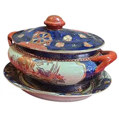 Foto de um(a) Sopeira Antiga com Presentoir em Porcelana Oriental – Satsuma – Detalhes em Ouro, da categoria de Conjuntos de servir. Belíssima sopeira com presentoir (prato de base) em porcelana oriental, uma peça de grande impacto visual e refinamento... Vendido no marketplace Trésors.