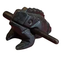 Foto de um(a) Sapinho Musical em Madeira Escura - Percussão Artesanal, da categoria de Outros colecionáveis. Este encantador sapinho não é apenas um item decorativo, mas um instrumento musical de percussão. Ao deslizar a baqueta de... Vendido no marketplace Trésors.
