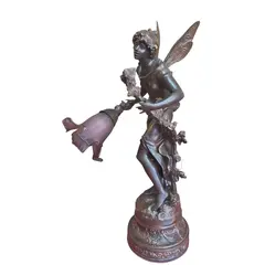 Foto de um(a) Antiga Luminária Escultura Petit Bronze Estilo Art Nouveau - Tulipa em Vidro Acetinado, da categoria de Escultura. Elegância e Arte em uma Peça Única Apresentamos esta magnífica luminária escultura confeccionada em petit bronze, uma peça... Vendido no marketplace Trésors.