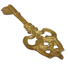 Foto de um(a) Chave Decorativa Vintage em Bronze Maciço, da categoria de Chaveiros. Adicione um toque de elegância histórica e mistério à sua decoração com esta magnífica chave ornamental em bronze. Vendido no marketplace Trésors.