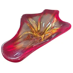 Foto de um(a) Centro de Mesa em Cristal Murano Orgânico – Vermelho, da categoria de Centro de mesa. Esta peça é um exemplo magnífico da técnica de vidro artístico, apresentando um design fluido e orgânico que captura a luz... Vendido no marketplace Trésors.