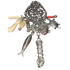 Foto de um(a) Mini Penca de Balangandã em Metal – Amuleto de Proteção e Tradição Brasileira, da categoria de Outros colecionáveis. A Penca de Balangandã é um dos símbolos mais profundos da cultura afro-brasileira, carregada de história e significados.... Vendido no marketplace Trésors.