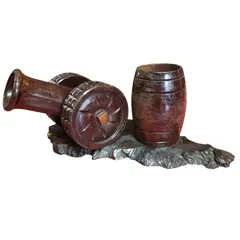Foto de um(a) Canhão Decorativo em Madeira Nobre e Mini Barril – Peça Vintage, da categoria de Outros colecionáveis. Apresentamos uma distinta peça de coleção e decoração, rica em detalhes e executada com técnicas tradicionais de marcenaria.... Vendido no marketplace Trésors.