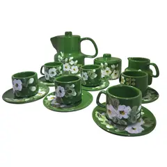Foto de um(a) Jogo de Café/Chá em Porcelana Esmaltada Verde – Pintura Floral Artesanal – 15 Peças, da categoria de Conjuntos de café e chá. Encante seus convidados com este magnífico conjunto de café em porcelana esmaltada. Com um acabamento em verde folha... Vendido no marketplace Trésors.