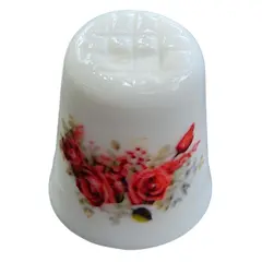 Foto de um(a) Dedal de Coleção em Porcelana – Floral Rosas Vermelhas, da categoria de Outros colecionáveis. Este delicado dedal em porcelana é uma peça clássica de colecionismo, unindo funcionalidade e estética romântica. Com um... Vendido no marketplace Trésors.