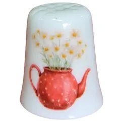 Foto de um(a) Dedal em Porcelana Decorado - Chaleira e Cesta de Frutas - Colecionável, da categoria de Outros colecionáveis. Esta peça combina a delicadeza da porcelana com estampas detalhadas em cores quentes, sendo um item indispensável para... Vendido no marketplace Trésors.